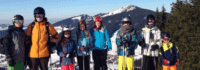 Skigruppe vor Bergen