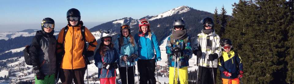 Skigruppe vor Bergen