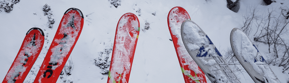 Skier in der Luft