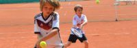 Jungen beim Tennistraining