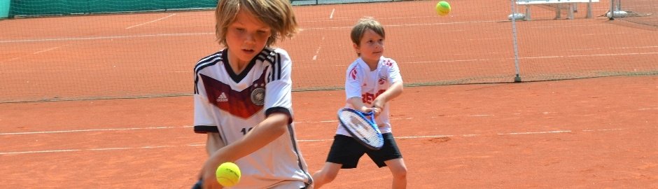 Jungen beim Tennistraining