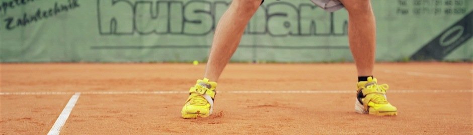 Füße eines Tennisspielers