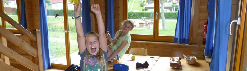 Kinder haben Spaß im Outdoorcamp