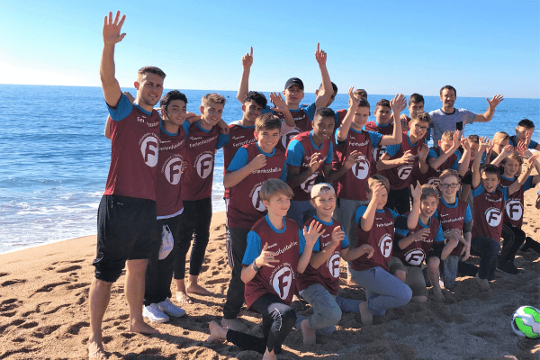 Gruppenbild am Strand von Barcelona