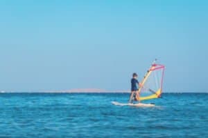 Surfen im Mittelmeer von Spanien