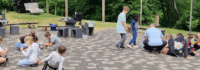 Kinder spielen in Kleingruppen auf einer Terrasse