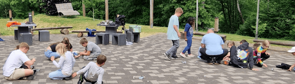 Kinder spielen in Kleingruppen auf einer Terasse