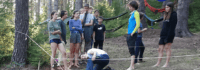 Jugendliche die im Wald mit eienr Schnur spielen