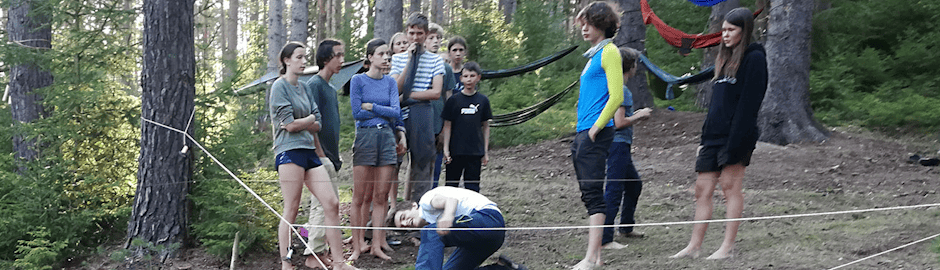 Jugendliche die im Wald mit eienr Schnur spielen