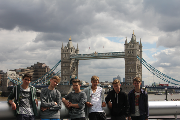 Jugendliche vor der Tower Bridge