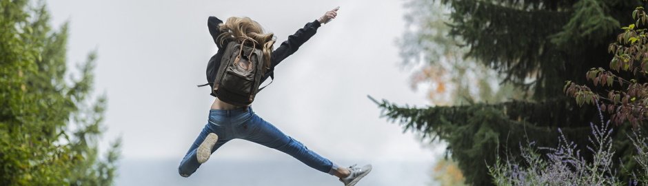 Springende Mädchen von Hinten