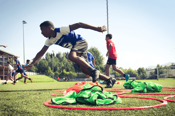 Im Fußballcamp gibt es ein abwechslungsreiches Training für Kinder und Jugendliche