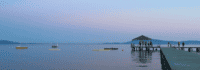 Ein Steg ins Meer bei Sonnenuntergang