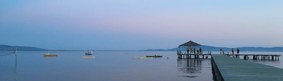 Ein Steg ins Meer bei Sonnenuntergang