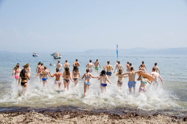 Kinder rennen in das Meer