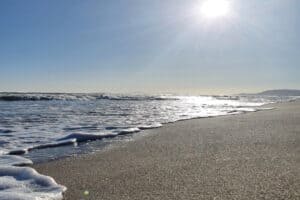 Strand, Meer und hoch stehende Sonne