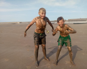 Jungen am Strand