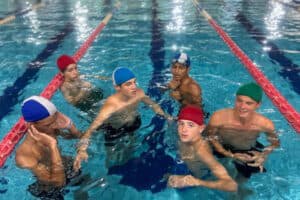 Teilnehmer des Schwimmcamps im Becken