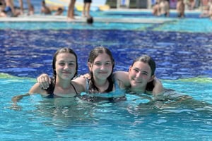 Kinder haben Spaß im Schwimmbad in Italien