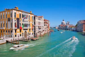 Kanal in Venedig mit buntem Haus im Feriencamp Italien