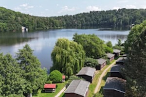 Die Bungalows von dem Wassersportcamp Falkenhain