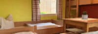 Zimmer mit Einzelbetten und Stockbett