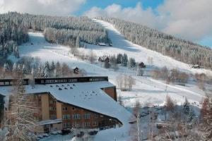 Kinder und Jugendliche haben Spaß bei der Winterreise nach Tschechien