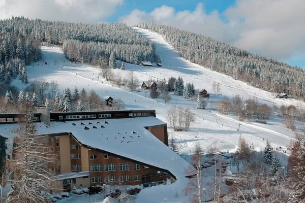 Kinder und Jugendliche haben Spaß bei der Winterreise nach Tschechien