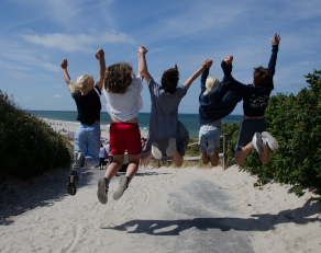 Sprünge am Strand