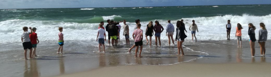 Jugendliche am Strand