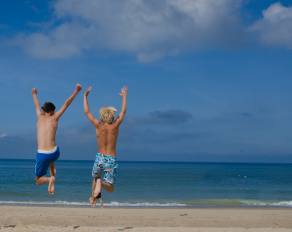 Zwei Jungs am Strand