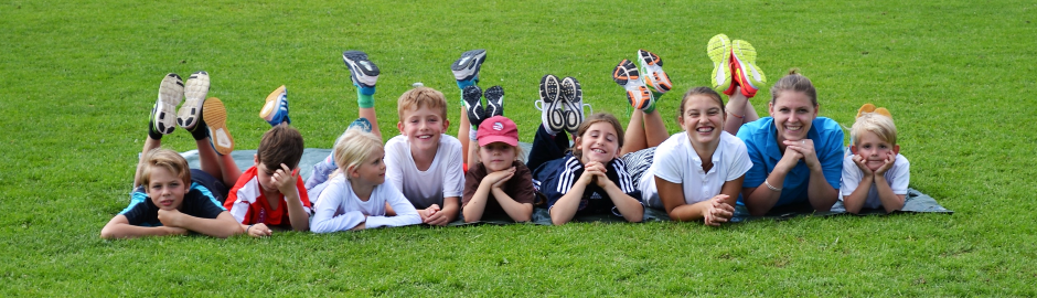 Teamfoto auf der Wiese