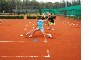 Kinder beim Tennistraining
