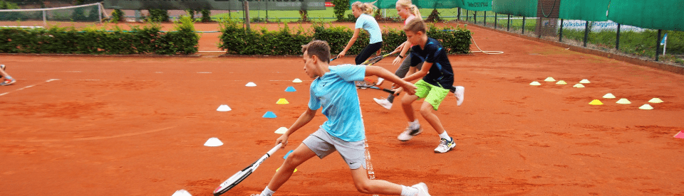 Kinder am hockeyspielen