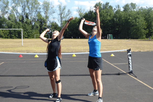 Tenisaufschlag im Tenniscamp