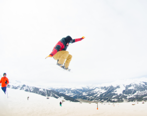 Snowboarder im Sprung