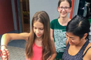 Mädchen beim Grillen im Filmcamp mit Englisch in Regen