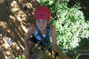 Mädchen kletttert bei Sport und Action im Harz