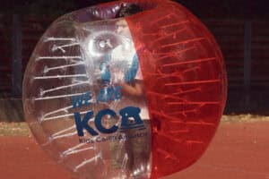 Voller Körpereinsatz beim Bubble Football