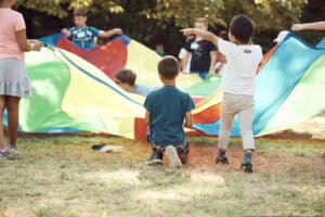 Kinder spielen mit Schwungtuch
