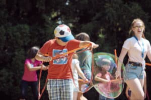 Kinder machen Giant Bubbles im Englisch Tagescamp Stuttgart