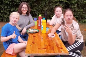 4 Mädchen sitzen am Tisch im Reitcamp Wiehl mit Englisch