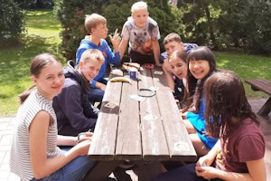 Kinder spielen draußen ein Kartenspiel
