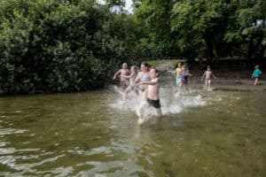 Kinder laufen ins Wasser im Tanzcamp in Bad Malente