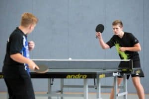 Zwei Jungs spielen im Tischtenniscamp Rabenberg