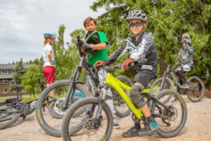 Kinder lachend auf Mountainbikes im Trailcenter Rabenberg 
