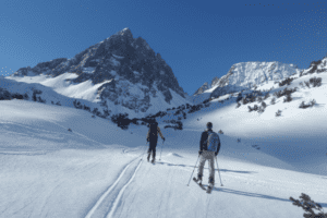 Zwei Skifahrer vor einer Bergkulisse