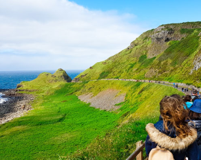 Blick auf Hügel in Irland