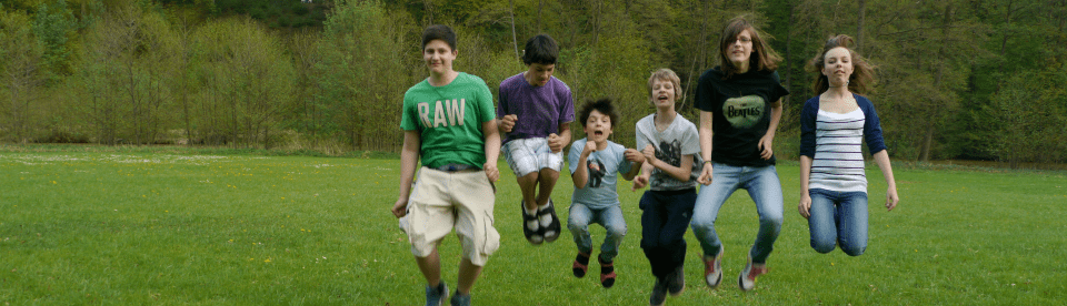 Springende Kinder Gruppenfoto
