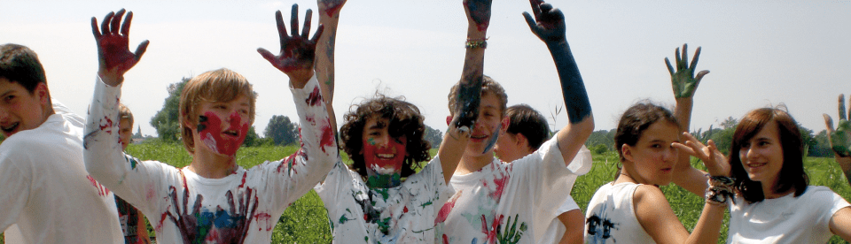 Kinder bemalt mit Farben